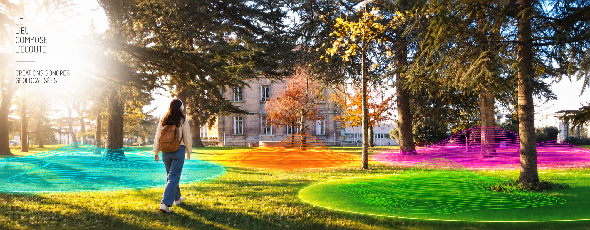 Une marcheuse au casque traverse plusieurs zones sonores colorées dans un parc.